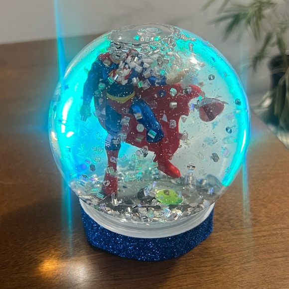 SUPERMAN Snow Globe - Picture 13 of 16